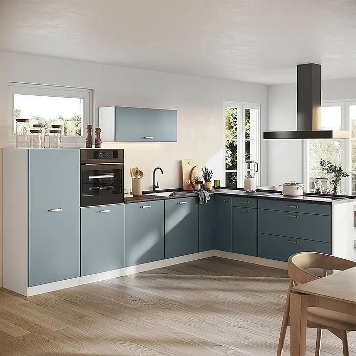Eckküche R-Line 327 cm Blau-Grau Art.-Nr. 67584 -  - Moderne blau-graue Küchenschränke mit integriertem Ofen und Spüle, in einer hellen U-förmigen Küche.