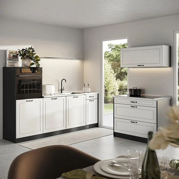 Küchenzeile R-Line 220 cm Weiß Landhaus Art.-Nr. 68118 -  - Weiße Küchenschränke mit schwarzen Griffen, integriertem schwarzen Ofen und Induktionskochfeld in einer hellen Küche.