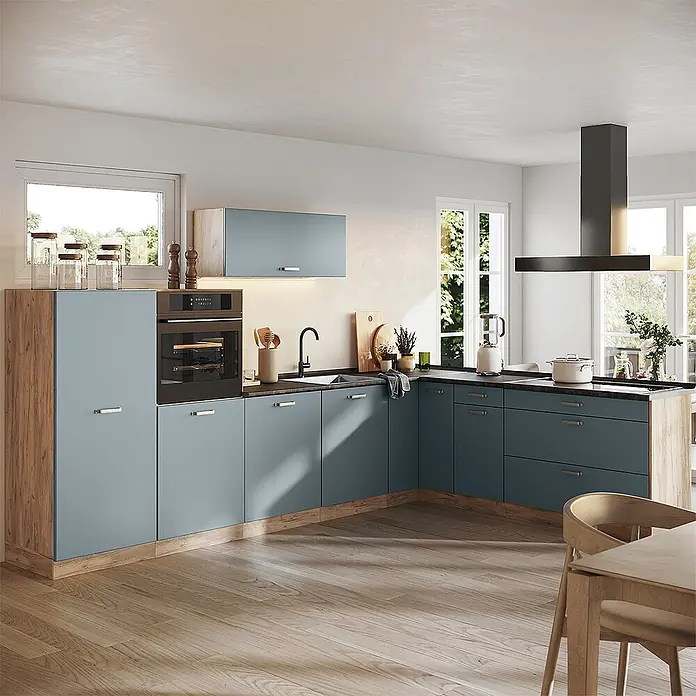 Eckküche R-Line 327 cm Blau-Grau Art.-Nr. 67565 -  - Eine moderne Küche mit blauen Schränken, Holzakzenten, integriertem Ofen, Spüle, Insel, Dunstabzugshaube und Holzboden.