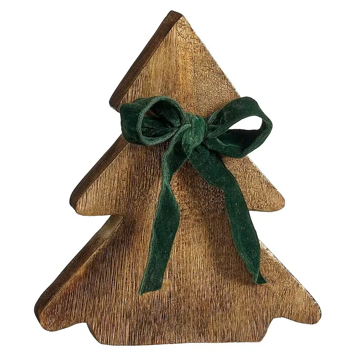 Figura decorativa navideña Árbol con cinta - 17 x 3 x 20 cm, Materiales naturales, Marrón/Verde - Un adorno de árbol de Navidad de madera con textura rugosa, decorado con un lazo de terciopelo verde oscuro en el centro.