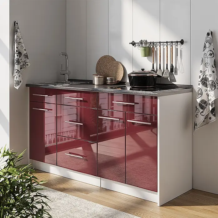Küchenblock Fame-Line 150 cm Bordeaux Hochglanz Art.-Nr. 70429 -  - Kompakte Küchenzeile mit glänzenden bordeauxroten Türen, integrierter Spüle und Induktionskochfeld, mit Küchenutensilien.