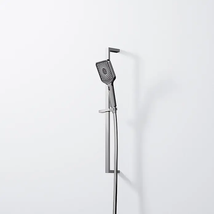 Steinberg Serie 342 Brausegarnitur, 700mm, Handbrause dreifach verstellbar, -  - Quadratischer dunkler Metall-Duschkopf mit Schlauch, an einer vertikalen Stange montiert.