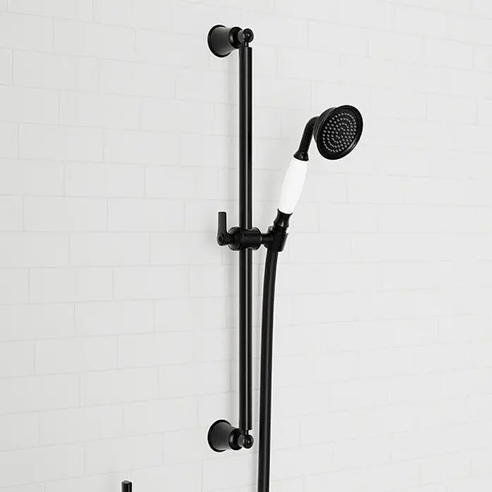 Steinberg Serie 350 Brausegarnitur, inklusive Handbrause, Brauseschlauch -  - Schwarze Duschstange mit verstellbarer Halterung und Handbrause mit weißem Griff.