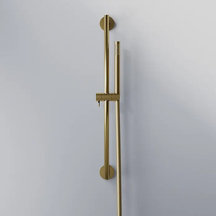 Steinberg Serie 340 Brausegarnitur, inklusive Stabhandbrause und -  - Goldfarbene Duschstange mit integrierter Handbrause, vertikal an der Wand montiert.