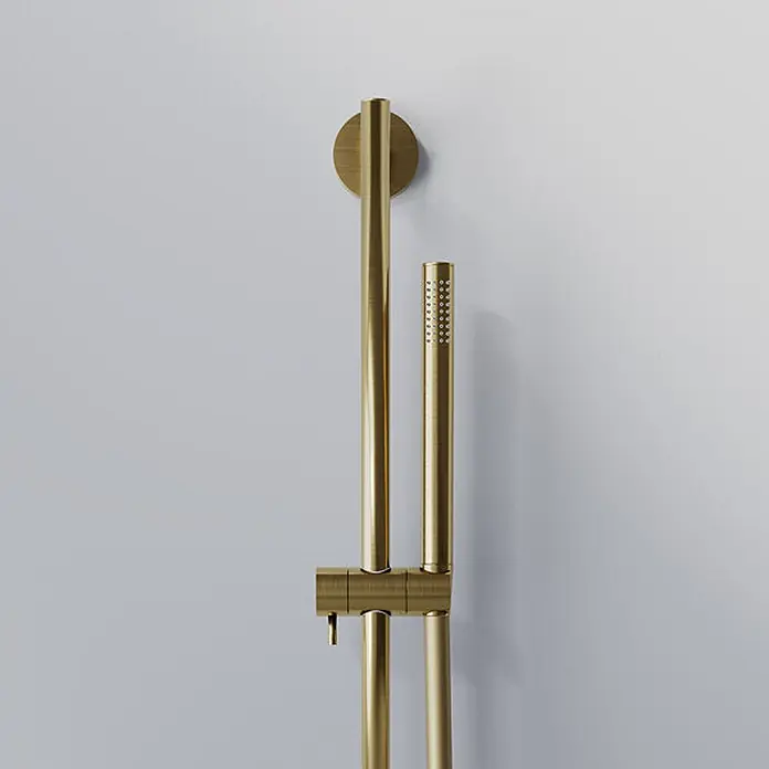 Steinberg Serie 340 Brausegarnitur, inklusive Stabhandbrause und -  - Brausegarnitur aus gebürstetem Messing mit Wandstange, vertikal an der Wand montiert.