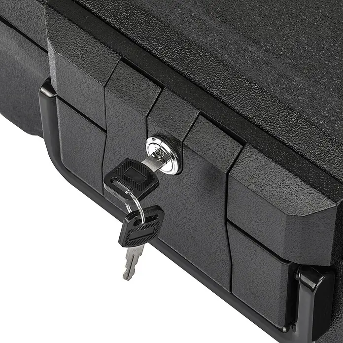 Stabilit Dokumentenkassette - L x B x H: 390 x 365 x 170 mm, Kunststoff - Schwarzer, strukturierter Koffer mit silbernem Schlüsselschloss und zwei Schlüsseln, deutet auf sichere Aufbewahrung hin.