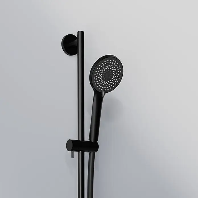 Steinberg Serie 340 Brausegarnitur, inklusive Handbrause, 3-fach -  - Schwarze Duschstange mit verstellbarer Halterung und passendem schwarzen Handbrausekopf, an der Wand montiert.