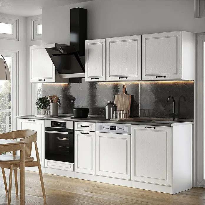 Küchenzeile R-Line 280 cm Weiß Landhaus Art.-Nr. 67926 -  - Moderne Küche mit weißen Schränken, integriertem Ofen, Geschirrspüler, schwarzer Dunstabzugshaube und dunkler Rückwand.