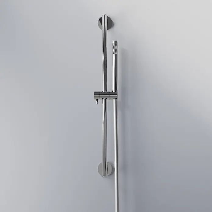Steinberg Serie 340 Brausegarnitur, inklusive Stabhandbrause und -  - Chrom-Duschstange mit eleganter Handbrause, an der Wand montiert.