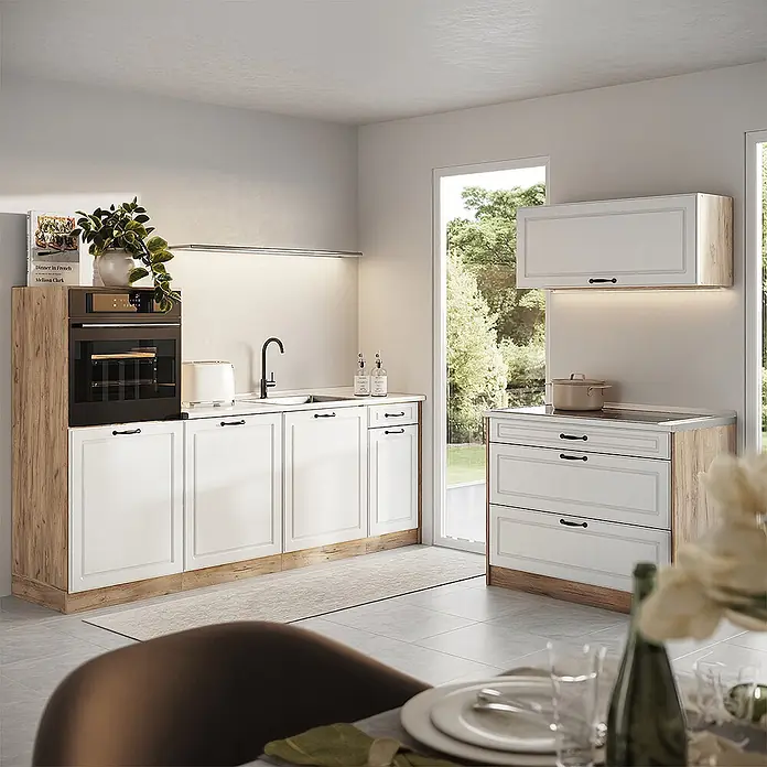 Küchenzeile R-Line 220 cm Weiß Landhaus Art.-Nr. 68133 -  - Weiße Küchenschränke mit Holzoptikrahmen, integriertem Backofen und Spüle, in heller Küche mit Gartenblick.