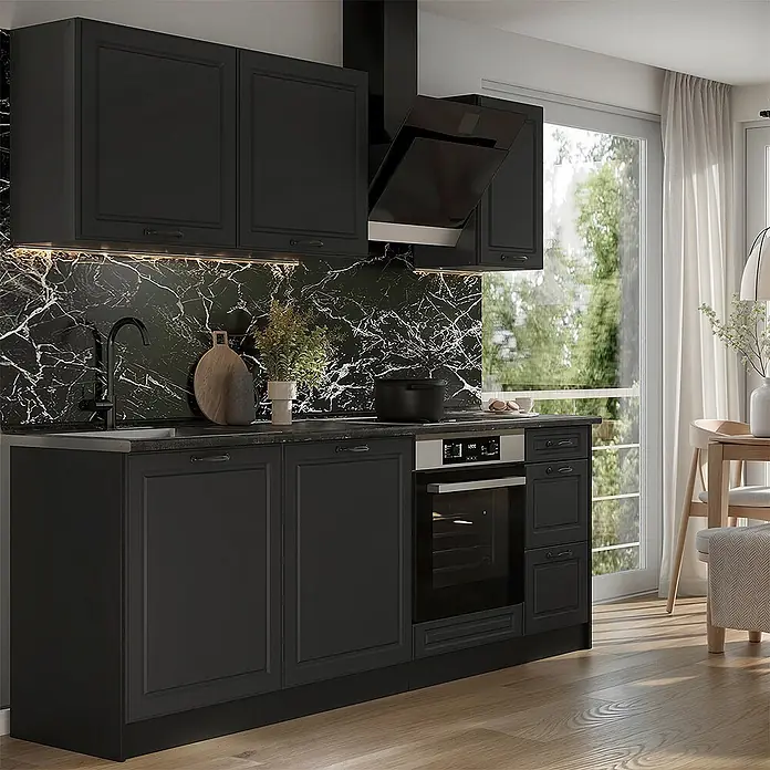 Küchenzeile R-Line 220 cm Anthrazit Landhaus Art.-Nr. 67828 -  - Kompakte dunkelgraue Küche mit integrierter Spüle und Backofen, mit schwarzer Marmor-Rückwand und Unterschrankbeleuchtung.