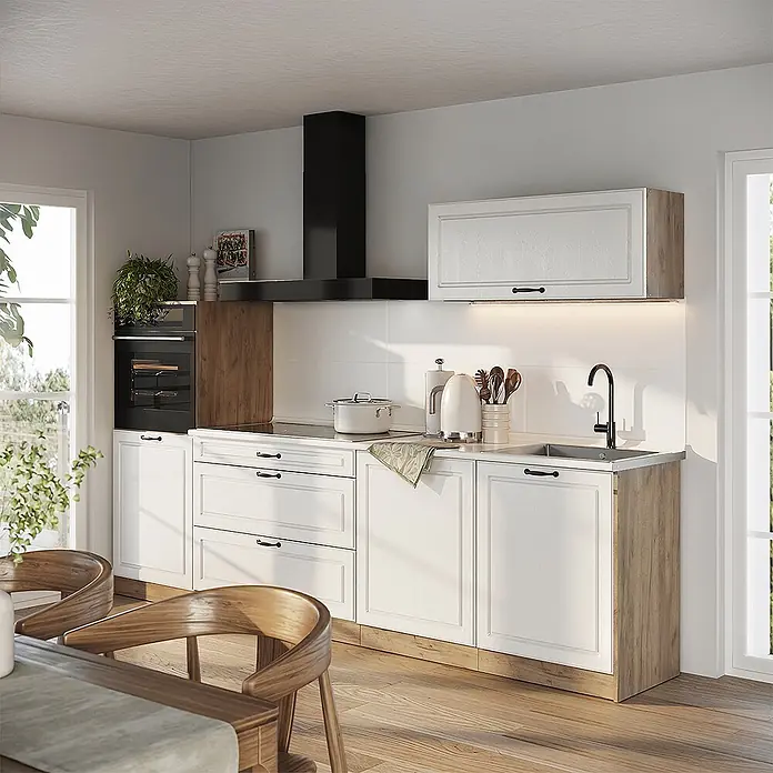 Küchenzeile R-Line 280 cm Weiß Landhaus Art.-Nr. 67988 -  - Moderne Küchenschränke mit weißen Türen und Holzdekorplatten, mit integriertem Ofen, Kochfeld und Spüle.