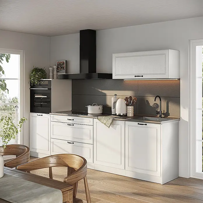 Küchenzeile R-Line 280 cm Weiß Landhaus Art.-Nr. 67998 -  - Weiße Küchenschränke mit schwarzen Griffen, integriertem Backofen, Kochfeld und Spüle, mit schwarzer Dunstabzugshaube und dunkelgrauem Spritzschutz in moderner Küche.