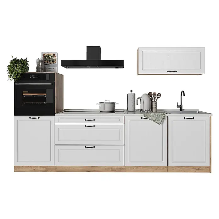 Küchenzeile R-Line 280 cm Weiß Landhaus Art.-Nr. 67988 -  - Weiße Küchenschränke mit schwarzen Griffen, Holzsockel, schwarzer Backofen, Dunstabzugshaube und silberner Arbeitsplatte mit Spüle und Kochfeld.