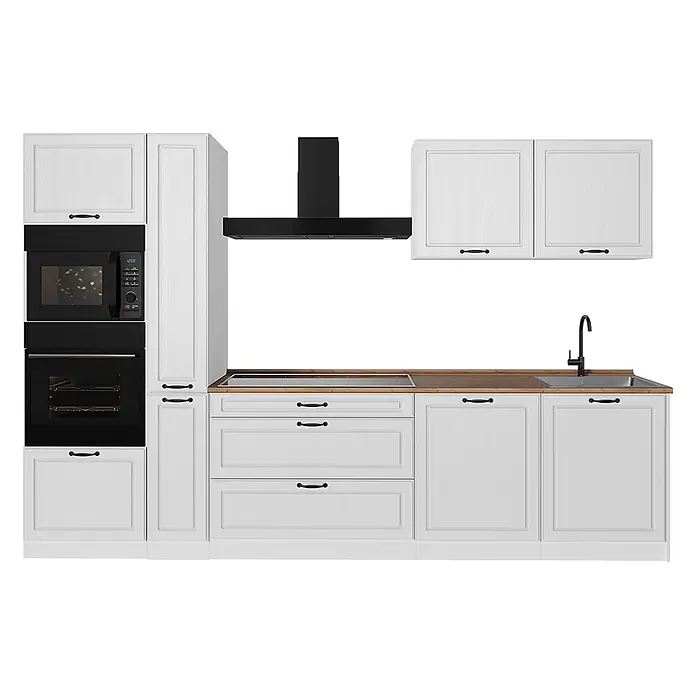 Küchenzeile R-Line 310 cm Weiß Landhaus Art.-Nr. 67963 -  - Weiße Einbauküche mit schwarzen Geräten (Mikrowelle, Backofen, Kochfeld, Spüle, Dunstabzug) und Holz-Arbeitsplatte.