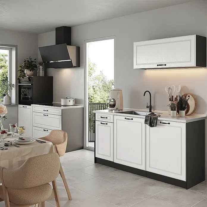 Küchenzeile R-Line 160 cm Weiß Landhaus Art.-Nr. 67699 -  - Moderne Küche mit weißen Schränken, dunkelgrauen Akzenten und schwarzen Griffen, inklusive Spüle und Geräten.