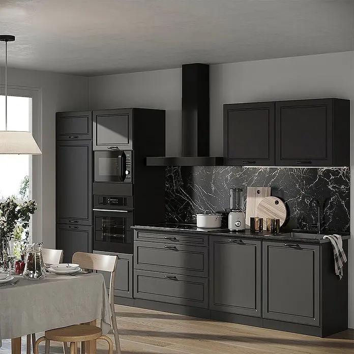 Küchenzeile R-Line 340 cm Anthrazit Landhaus Art.-Nr. 68044 -  - Dunkelgraue Küchenschränke mit schwarzem Marmor-Spritzschutz und integrierten Geräten in einer modernen Küche.
