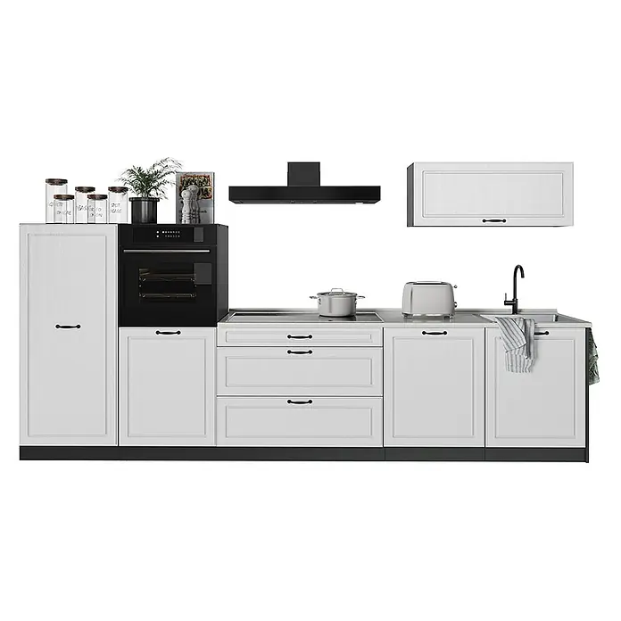 Küchenzeile R-Line 340 cm Weiß Landhaus Art.-Nr. 68011 -  - Weiße Küchenzeile mit schwarzen Geräten, Spüle, Kochfeld, Backofen und Schränken. Inklusive Topf, Toaster und Dekoartikeln.