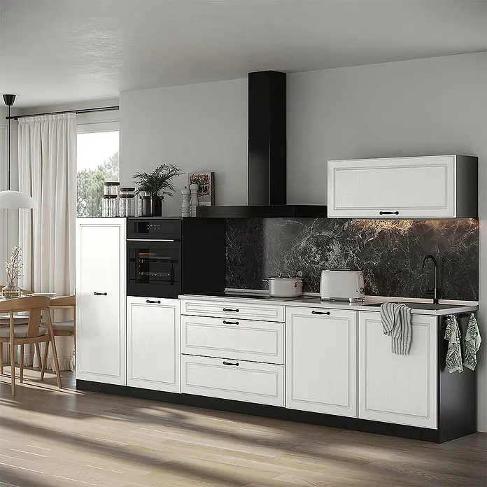 Küchenzeile R-Line 340 cm Weiß Landhaus Art.-Nr. 68011 -  - Moderne schwarz-weiße Küchenzeile mit weißen Paneel-Schränken, schwarzen Geräten und dunkler Marmor-Rückwand.