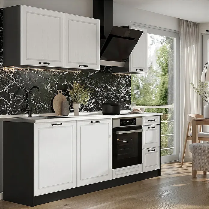 Küchenzeile R-Line 220 cm Weiß Landhaus Art.-Nr. 67831 -  - Moderne schwarz-weiße Küche mit Schränken, integriertem Ofen, Spüle und schwarzer Marmor-Effekt-Rückwand.