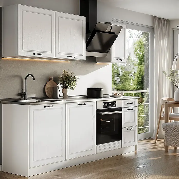 Küchenzeile R-Line 220 cm Weiß Landhaus Art.-Nr. 67891 -  - Weißes Küchenset mit integrierten Geräten und schwarzer Dunstabzugshaube, dunklen Griffen und hellem Holzboden.