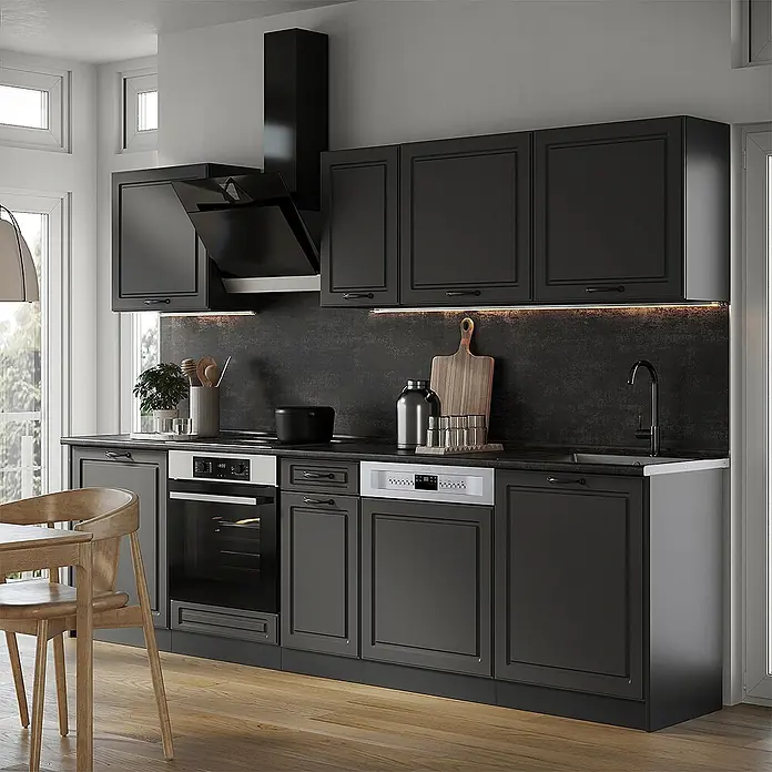Küchenzeile R-Line 280 cm Anthrazit Landhaus Art.-Nr. 67899 -  - Moderne dunkelgraue Küche mit Schrankfronten im Shaker-Stil, integriertem Backofen, Geschirrspüler, Spüle und Dunstabzugshaube.
