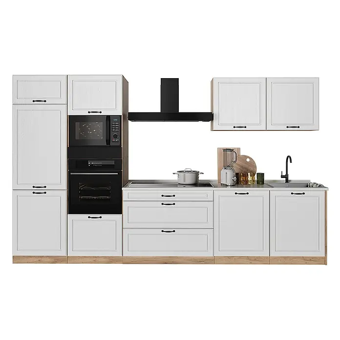 Küchenzeile R-Line 340 cm Weiß Landhaus Art.-Nr. 68058 -  - Moderne weiße Modulküche mit hellem Holzsockel, integrierten Geräten, schwarzer Haube, Spüle und schwarzen Griffen.