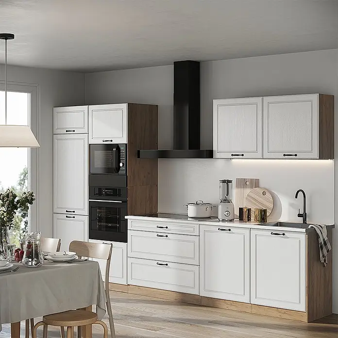 Küchenzeile R-Line 340 cm Weiß Landhaus Art.-Nr. 68058 -  - Moderne Küche mit weißen Schränken im Shaker-Stil, schwarzen Geräten und dunklen Holzdetails, inklusive Essbereich.
