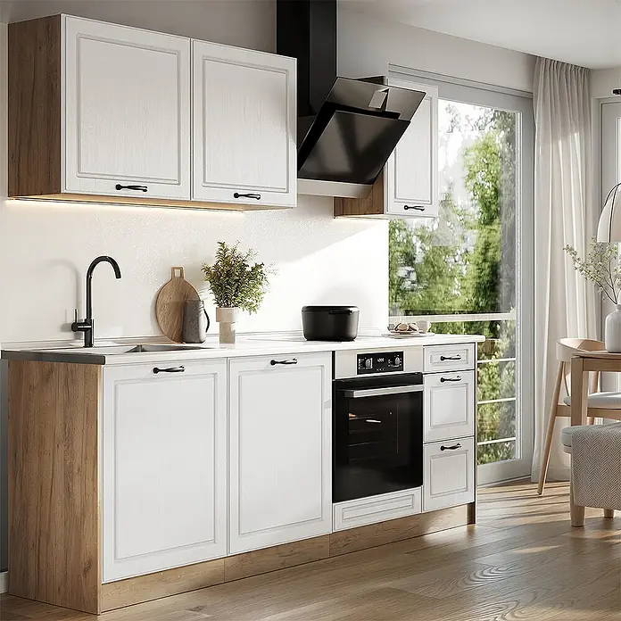 Küchenzeile R-Line 220 cm Weiß Landhaus Art.-Nr. 67878 -  - Moderne Küchenzeile mit weißen und holzfarbenen Schränken, schwarzen Griffen, integriertem Backofen und Spüle in heller Küche.