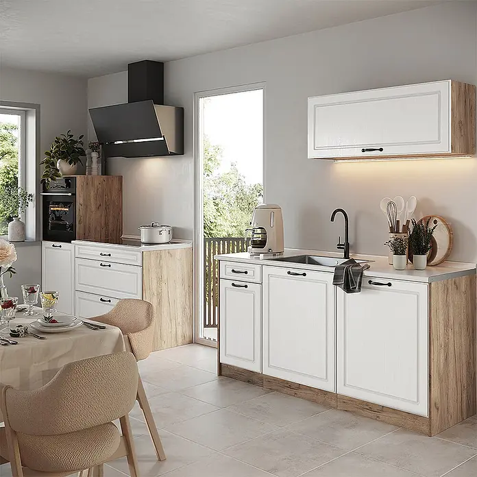 Küchenzeile R-Line 160 cm Weiß Landhaus Art.-Nr. 67711 -  - Modernes Küchenschranksystem mit weißen Türen, Holzdekorpaneelen, schwarzen Griffen, integrierter Spüle und Kochfeld.