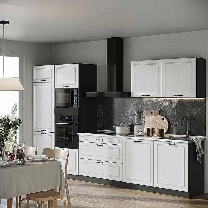 Küchenzeile R-Line 340 cm Weiß Landhaus Art.-Nr. 68046 -  - Moderne Küche mit weißen Paneel-Schränken, schwarzen Akzenten, integrierten Geräten und dunkler Marmor-Rückwand.