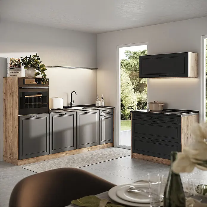Küchenzeile R-Line 220 cm Anthrazit Landhaus Art.-Nr. 68127 -  - Moderne Küche mit dunkelgrauen Schränken, Holzrahmen, integriertem Backofen und Spüle in einem hellen Raum.
