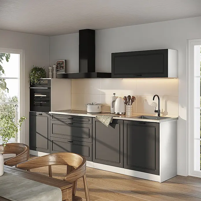 Küchenzeile R-Line 280 cm Anthrazit Landhaus Art.-Nr. 67997 -  - Moderne dunkelgraue Küche mit heller Arbeitsplatte und weißem Fliesenspiegel, integriertem Backofen, Kochfeld, Spüle und schwarzer Dunstabzugshaube.