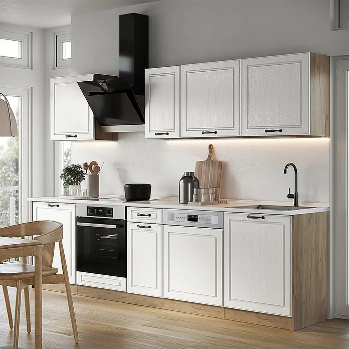 Küchenzeile R-Line 280 cm Weiß Landhaus Art.-Nr. 67917 -  - Moderne Küche mit weißen und Holzschränken, schwarzen Griffen, integriertem Backofen, Geschirrspüler, Spüle und schwarzer Dunstabzugshaube.