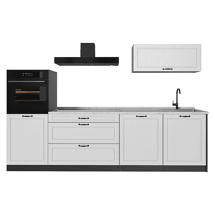 Küchenzeile R-Line 280 cm Weiß Landhaus Art.-Nr. 67977 -  - Moderne weiße Küchenschränke mit schwarzen Griffen, Einbauofen, Dunstabzugshaube und Spüle mit schwarzem Wasserhahn auf heller Arbeitsplatte.