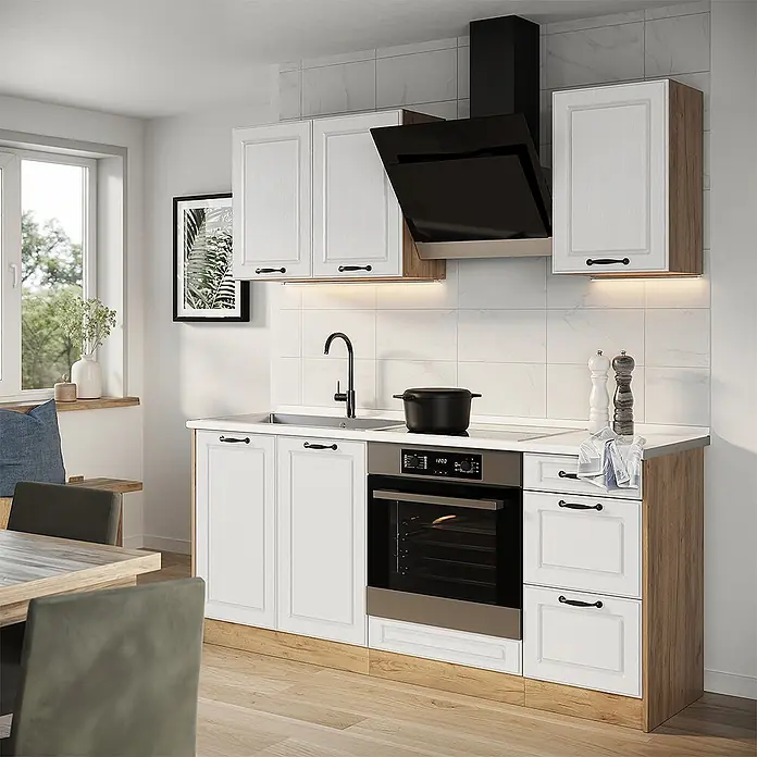 Singleküche R-Line 180 cm Weiß Landhaus Art.-Nr. 67807 -  - Moderne Küchenzeile mit weißen Schranktüren, Holzakzenten, schwarzen Griffen, integriertem Backofen, Kochfeld und Spüle in hellem Raum.