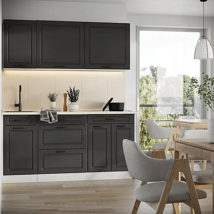 Singleküche R-Line 160 cm Anthrazit Landhaus Art.-Nr. 67743 -  - Moderne dunkelgraue Küchenschränke mit klassischer Paneeloptik in einer hellen Küche mit Essbereich.