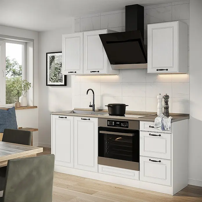 Singleküche R-Line 180 cm Weiß Landhaus Art.-Nr. 67820 -  - Weißer Küchenblock mit Spüle, Ofen, schwarzer Dunstabzugshaube und schwarzen Griffen in moderner Küche.