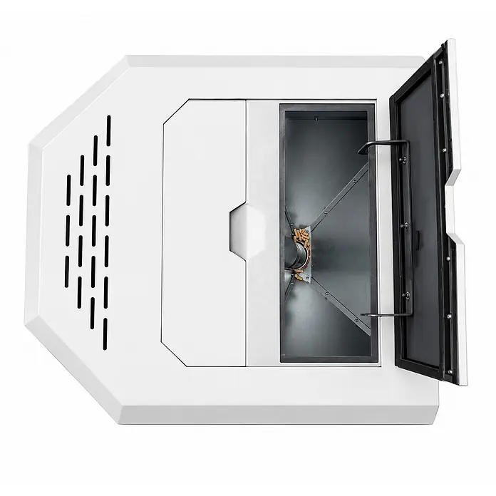 SCHENGER Pelletofen HLP3602 Weiß 9,3kW WLAN -  - Weißer Pelletkessel mit offener schwarzer Tür, die den internen Mechanismus und Pellets zeigt.