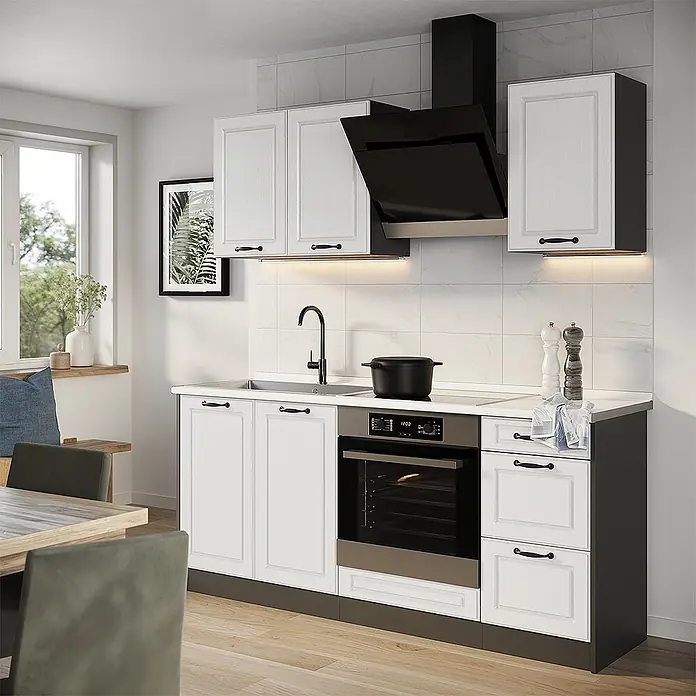 Singleküche R-Line 180 cm Weiß Landhaus Art.-Nr. 67759 -  - Weiße und dunkelgraue Küchenzeile mit schwarzen Akzenten, integriertem Backofen und Spüle, sowie Oberschränken in moderner Umgebung.