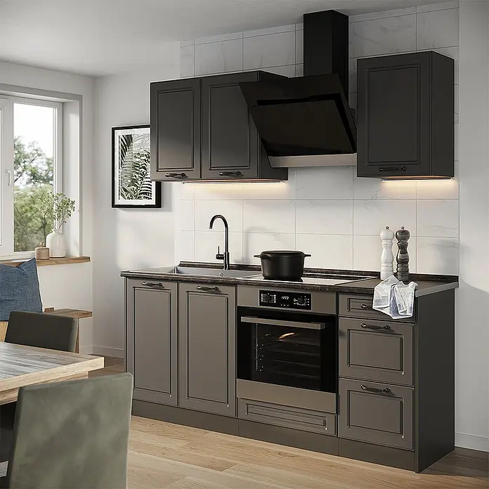 Singleküche R-Line 180 cm Anthrazit Landhaus Art.-Nr. 67756 -  - Dunkelgraue Küchenschränke mit schwarzer Arbeitsplatte, integriertem Ofen, Spüle, Kochfeld und passenden Hängeschränken.