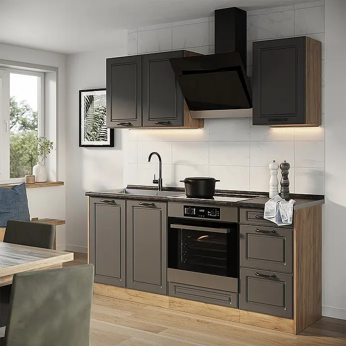 Singleküche R-Line 180 cm Anthrazit Landhaus Art.-Nr. 67803 -  - Kompakte Küche mit dunkelgrauen Schränken, Holzelementen, schwarzen Geräten und Spüle, beleuchtet durch Unterbauleuchten.