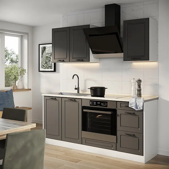 Singleküche R-Line 180 cm Anthrazit Landhaus Art.-Nr. 67815 -  - Kompakte Küchenzeile mit dunkelgrauen Schränken, weißer Arbeitsplatte, integriertem schwarzem Backofen, Spüle und Dunstabzugshaube in einem modernen Raum.