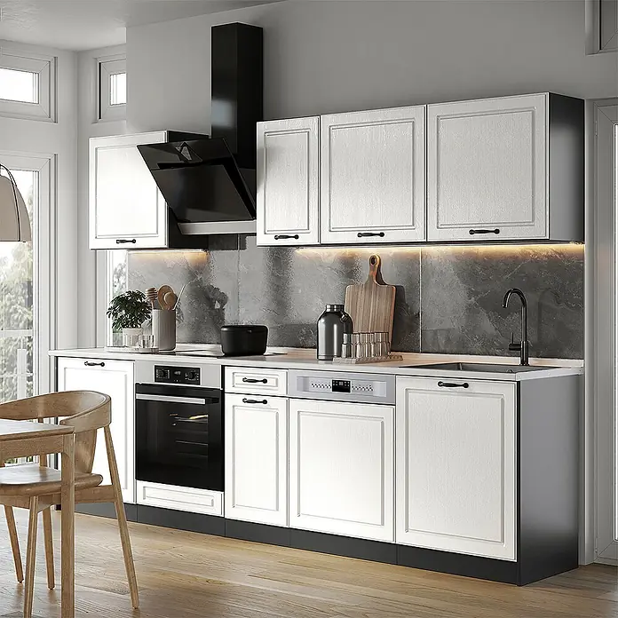 Küchenzeile R-Line 280 cm Weiß Landhaus Art.-Nr. 67905 -  - Moderne Küche mit weißen Schränken, schwarzen Griffen, schwarzer Dunstabzugshaube, integriertem Backofen, Geschirrspüler und dunkelgrauer Spritzwand.