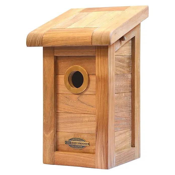 Teak Nistkasten für Gartenvögel als wetterfestes Vogelhaus Massivholz -  - Holzvogelhaus mit rundem Eingangsloch und einer Metallplakette.