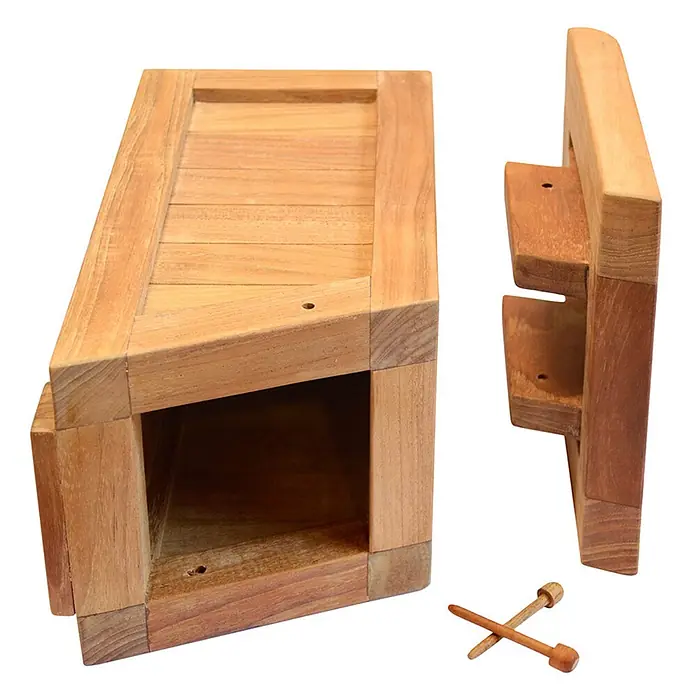 Teak Nistkasten für Gartenvögel als wetterfestes Vogelhaus Massivholz -  - Zerlegte Holz-Puzzlebox aus hellem Holz, mit Hauptbox, abgelöstem Seitenteil und zwei Holzstiften.