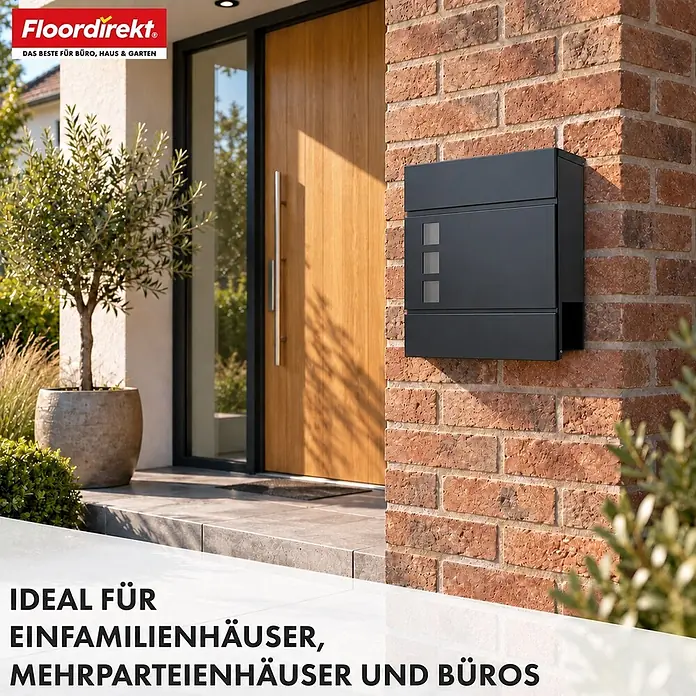 Floordirekt Briefkasten Jules mit Zeitungsfach Anthrazit -  - Ein moderner, dunkelgrauer Briefkasten mit drei quadratischen transluzenten Paneelen ist an einer roten Ziegelwand neben einem Hauseingang montiert.