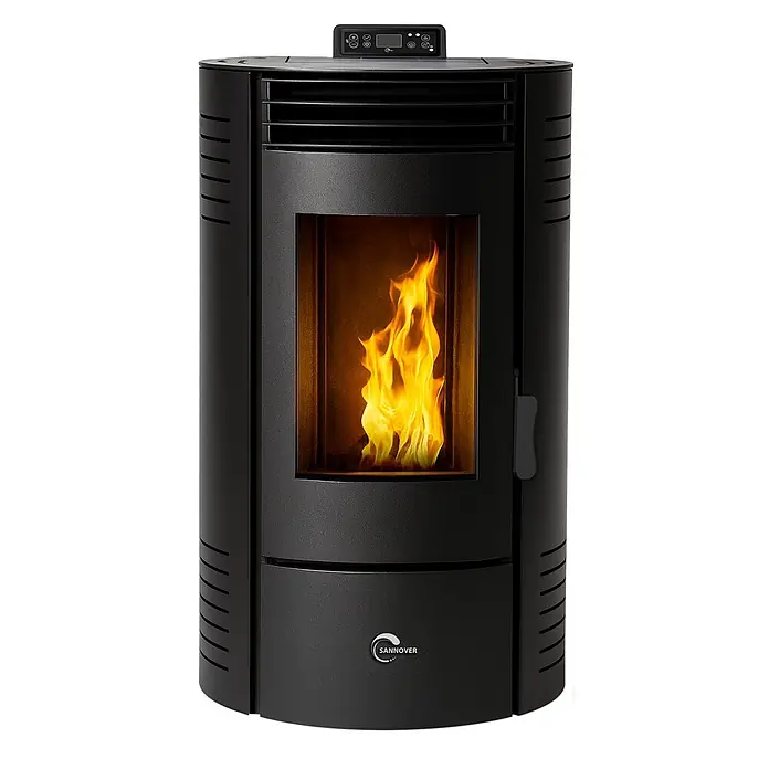 Sannover Pelletofen Azora 11,6 kW Schwarz -  - Schwarzer SANNOVER Pelletofen mit aktiver Flamme im Sichtfenster und digitalem Bedienfeld.