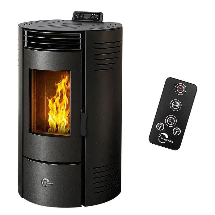 Sannover Pelletofen Azora 11,6 kW Schwarz -  - Schwarzer Pelletofen mit leuchtenden Flammen, digitalem Bedienfeld oben und Fernbedienung zum Heizen.