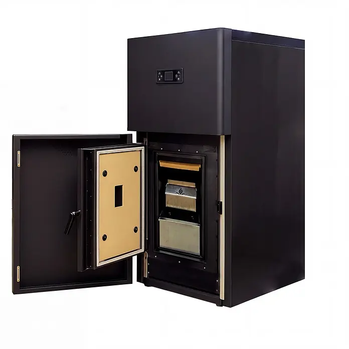 Sannover Pelletkessel kompakt Alva 30,7 kW -  - Schwarzes modernes Gerät mit offener Fronttür, das interne Metallkomponenten und eine beige Auskleidung zeigt. Ein Bedienfeld ist oben sichtbar.